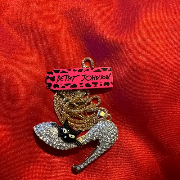 Adorable NWT 3D Betsey Johnson necklace. Stiletto with cat. - Picture 2 of 5